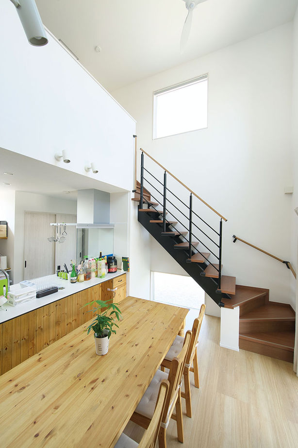 タケイハウジング 【大阪/2000万円台/間取り有】ナチュラルカントリーなキッチンと鉄骨階段が似合う吹抜けの家の建築実例画像10