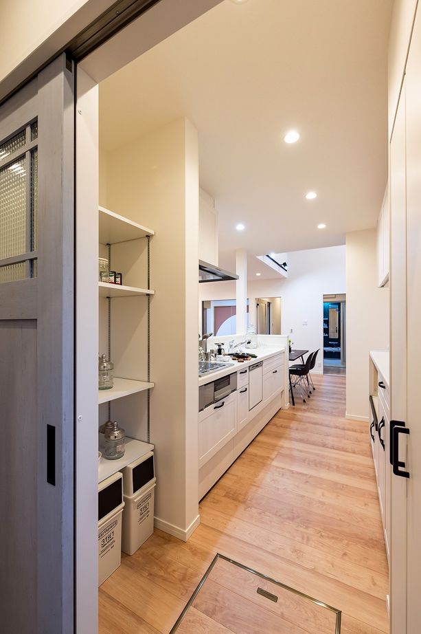 ワコーハウジング 【2000～2499万円】ナチュラルな素敵空間に感動の家事ラク動線をプラス。スキップフロアのある平屋の住まいの建築実例画像3