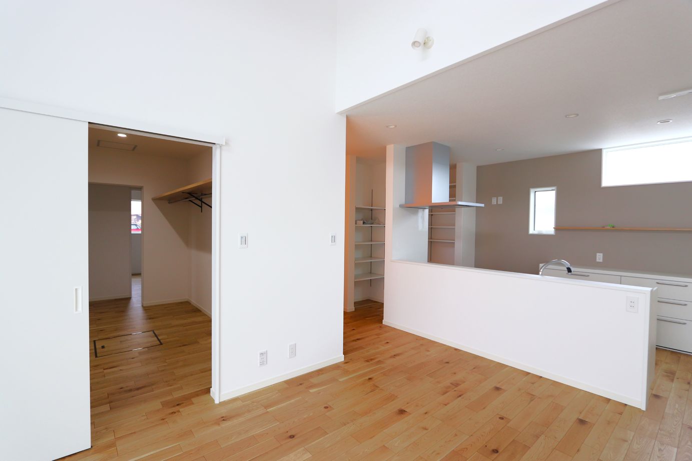 ワコーハウジング 30代夫婦の願いを叶えた！！家の中心にファミクロがある平屋の建築実例画像4