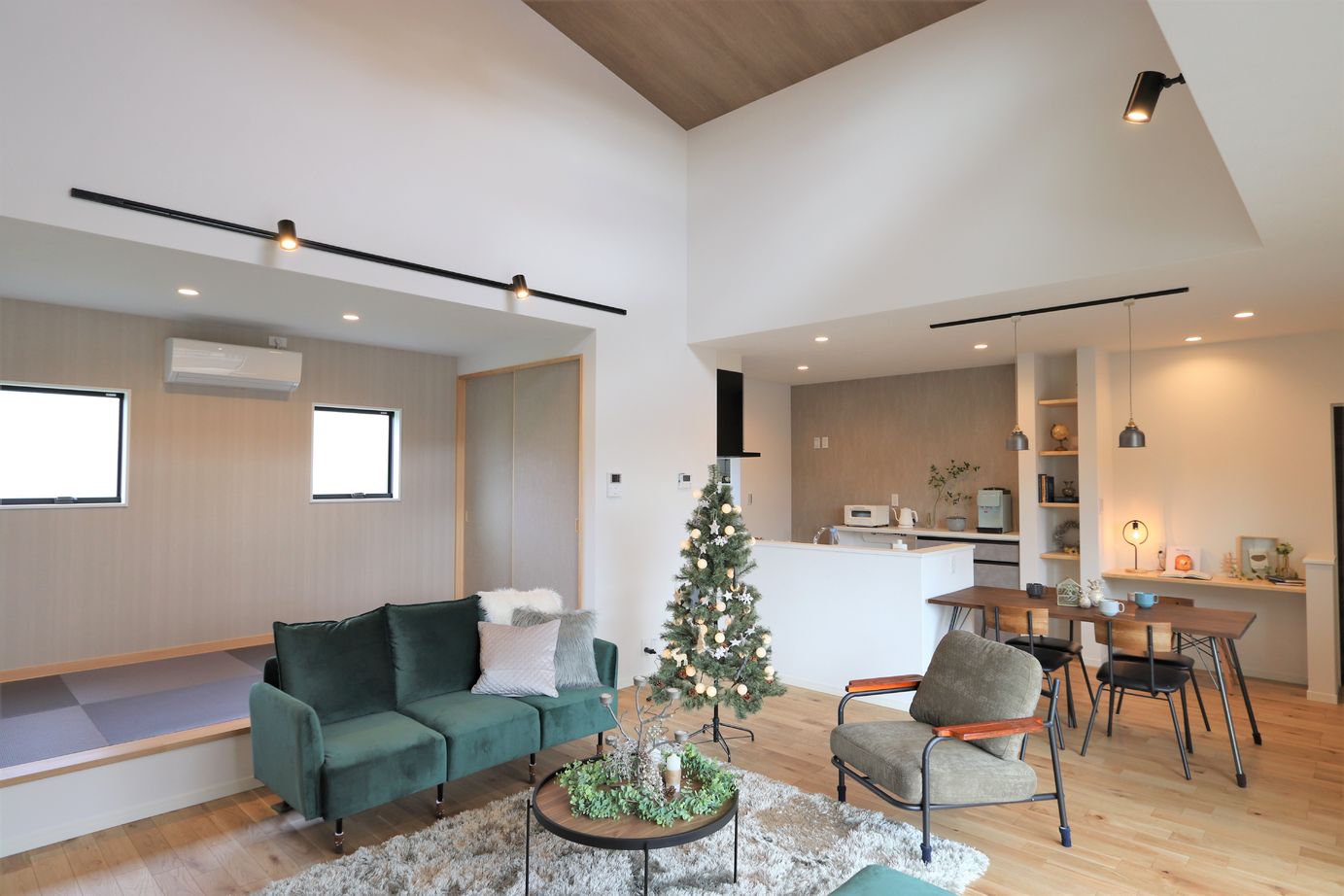 ワコーハウジング 開放感のあるLDKに複数の「居場所」をつくった1.5階の平屋。同じ空間で家族がそれぞれの時間を楽しめるの建築実例画像3