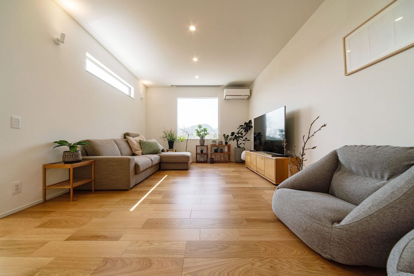 ニーズホーム 広々としたLDKと大きな窓で開放感のある こだわりの平屋住宅の建築実例画像2