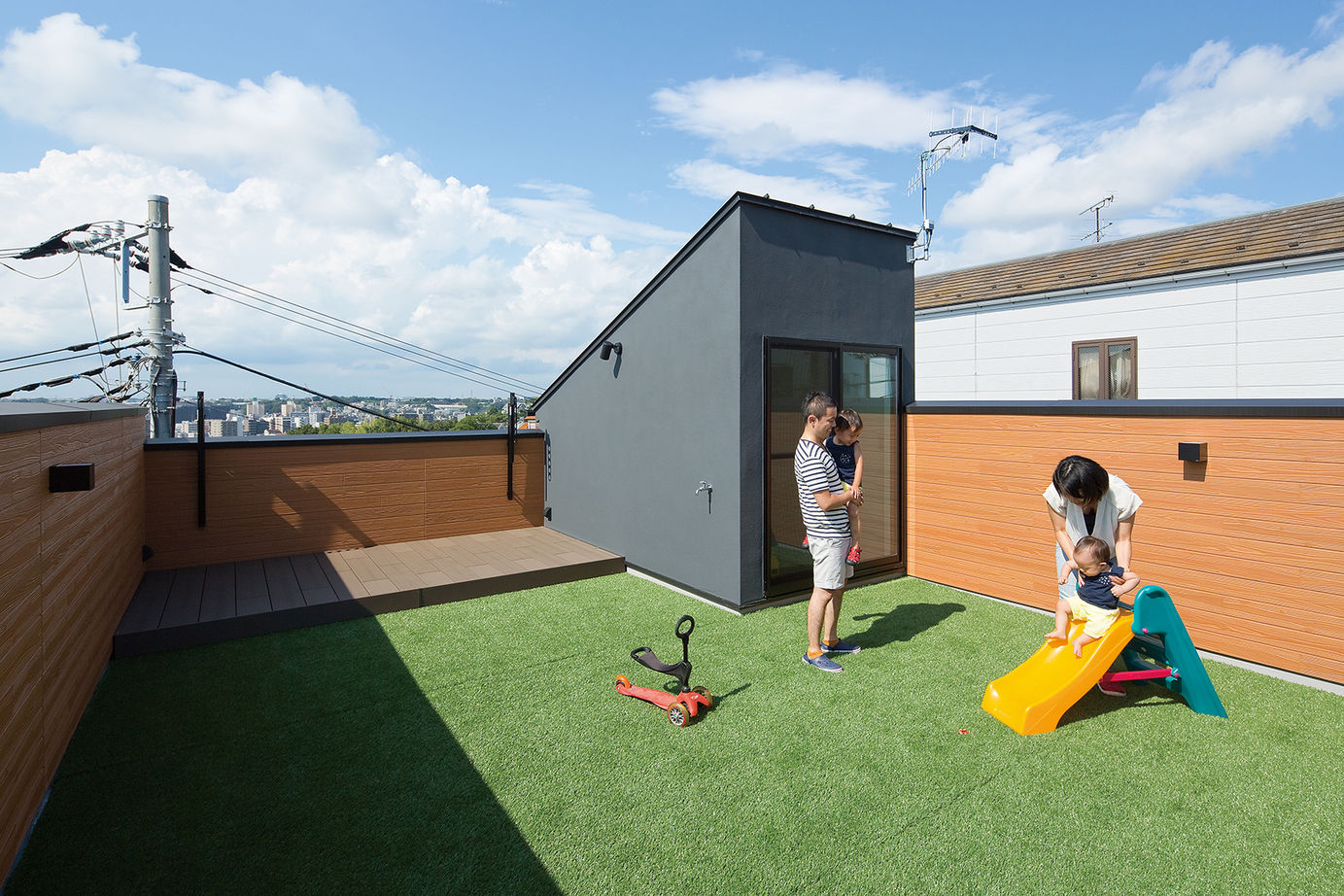 サートンホーム（横浜・相模原・八王子） 【2345万円/約30坪/ビルトインガレージ/間取り有】限られた敷地でも広々快適な屋上がある住まいの建築実例画像1