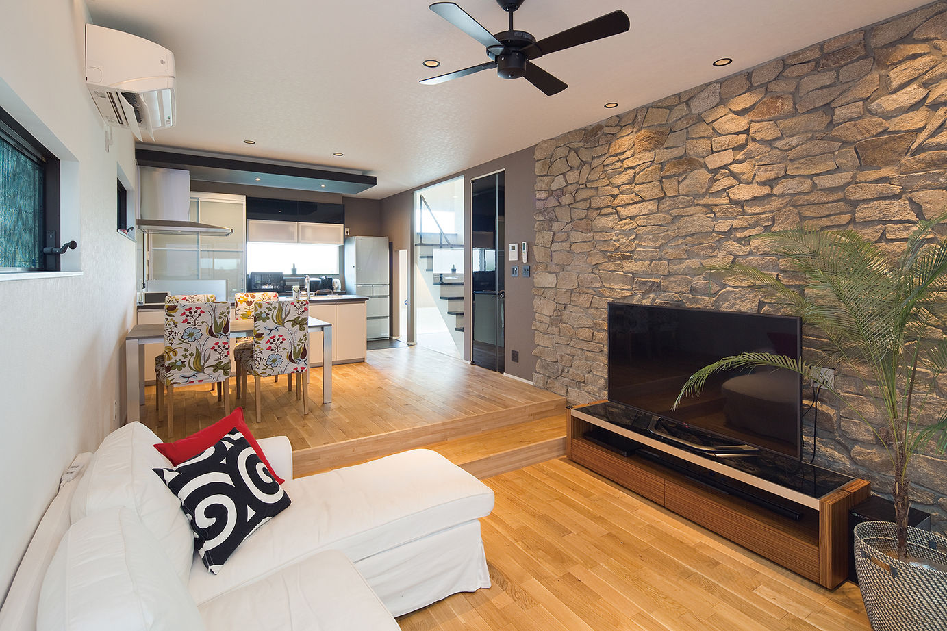 サートンホーム（横浜・相模原・八王子） 【2345万円/約30坪/ビルトインガレージ/間取り有】限られた敷地でも広々快適な屋上がある住まいの建築実例画像3