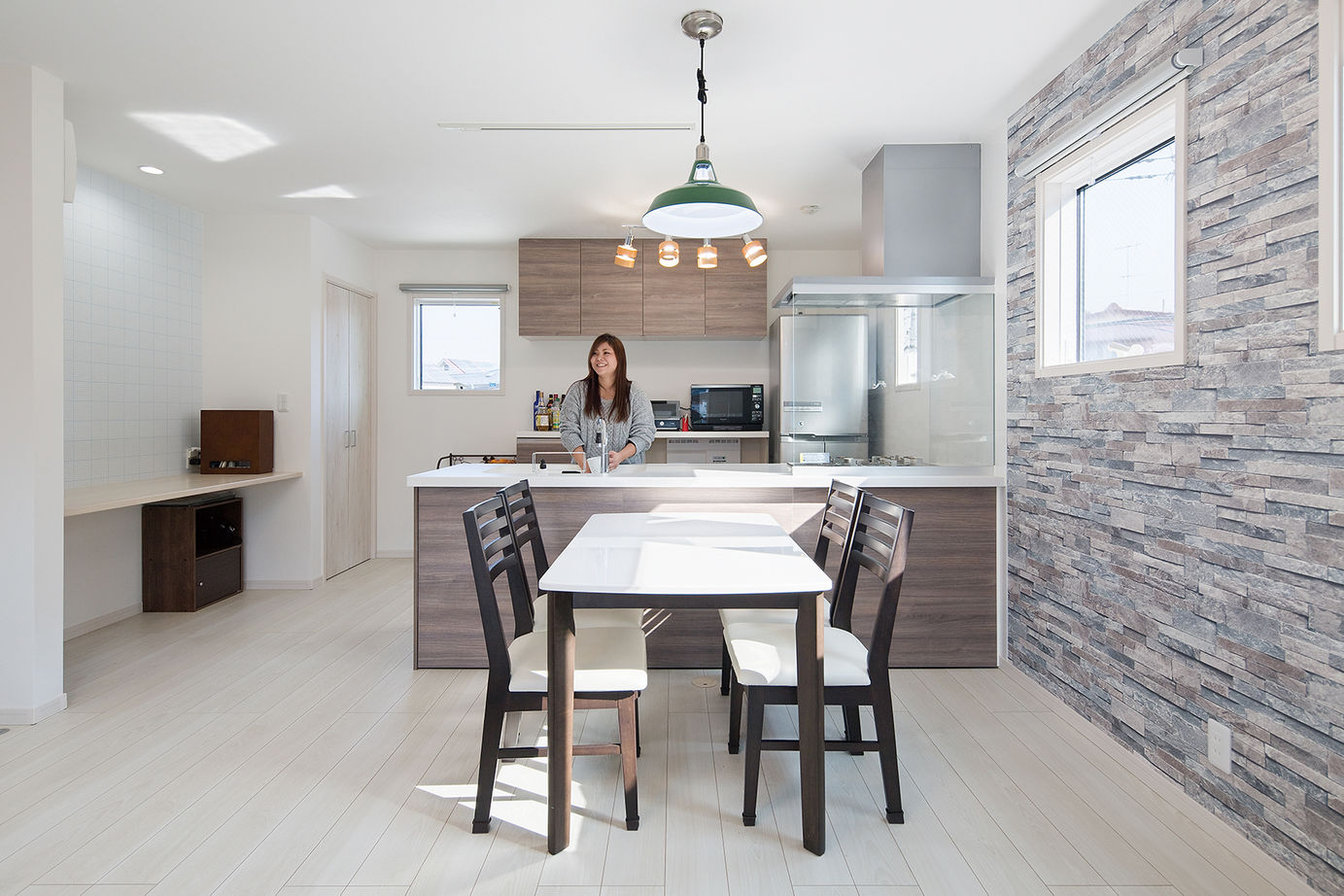 サートンホーム（横浜・相模原・八王子） 【1414万円/間取り有】広いバルコニーでお子様がのびのび遊ぶ。家族が自然と集まる団らんリビングの建築実例画像3