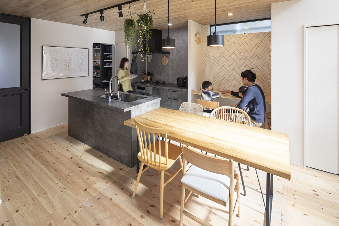 サートンホーム（横浜・相模原・八王子） 【2000万～2499万円台／テラスデッキ／収納充実】吹き抜けの広いリビングやテラスで友人との時間を楽しむ家の建築実例画像3