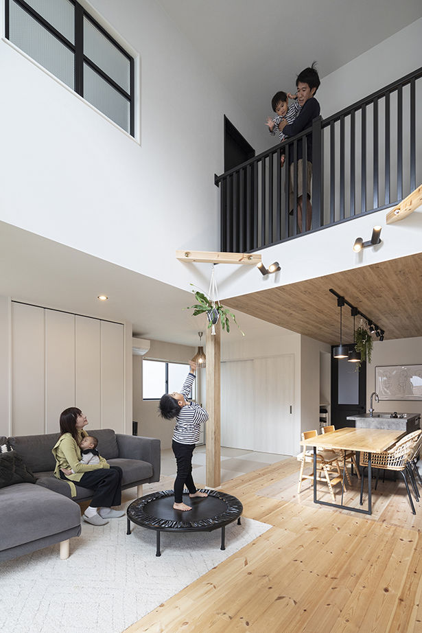 サートンホーム（横浜・相模原・八王子） 【2000万～2499万円台／テラスデッキ／収納充実】吹き抜けの広いリビングやテラスで友人との時間を楽しむ家の建築実例画像4