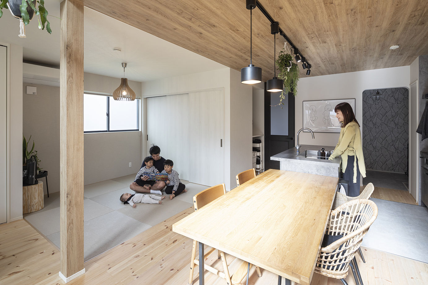 サートンホーム（横浜・相模原・八王子） 【2000万～2499万円台／テラスデッキ／収納充実】吹き抜けの広いリビングやテラスで友人との時間を楽しむ家の建築実例画像5