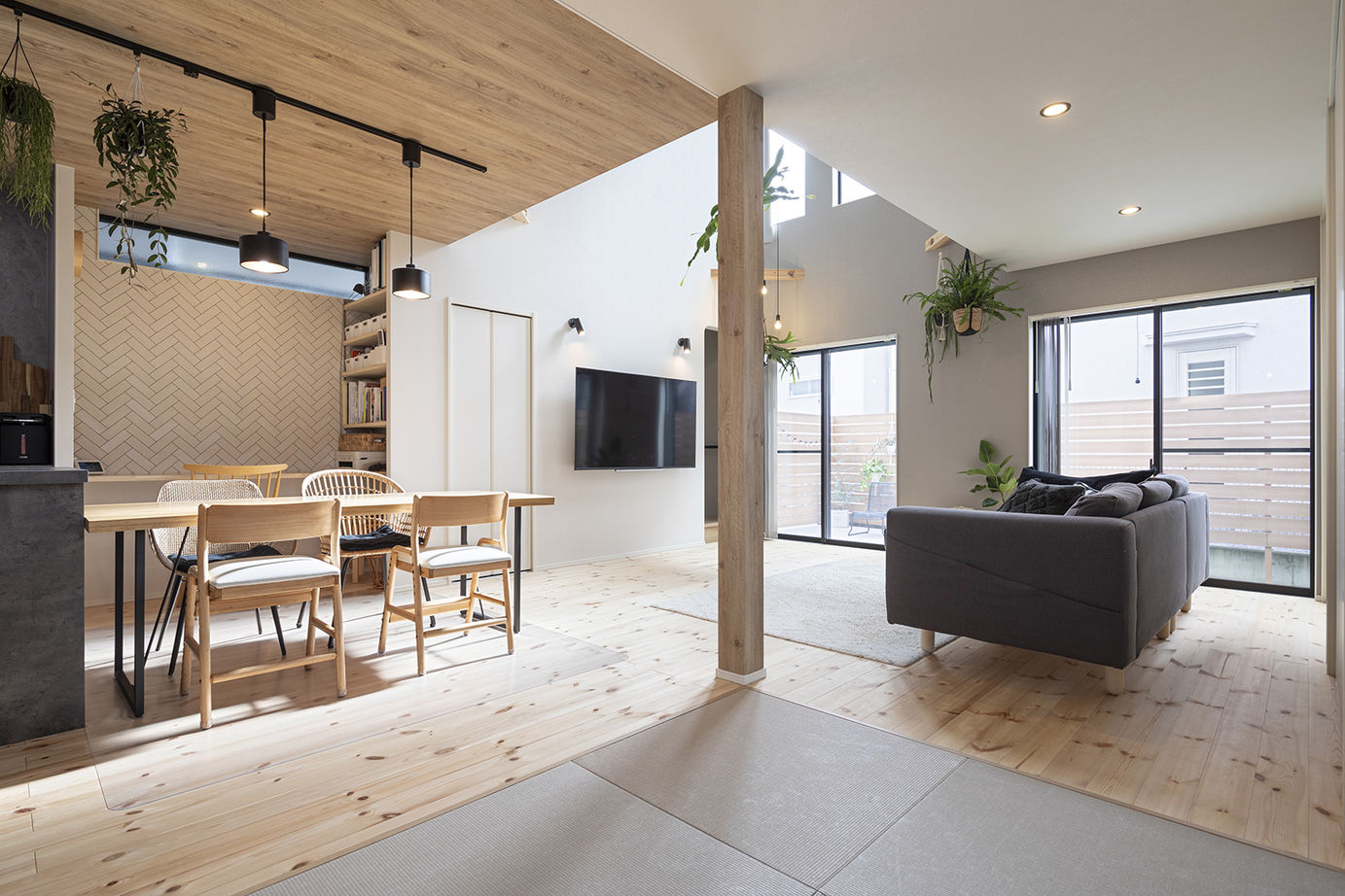 サートンホーム（横浜・相模原・八王子） 【2000万～2499万円台／テラスデッキ／収納充実】吹き抜けの広いリビングやテラスで友人との時間を楽しむ家の建築実例画像6