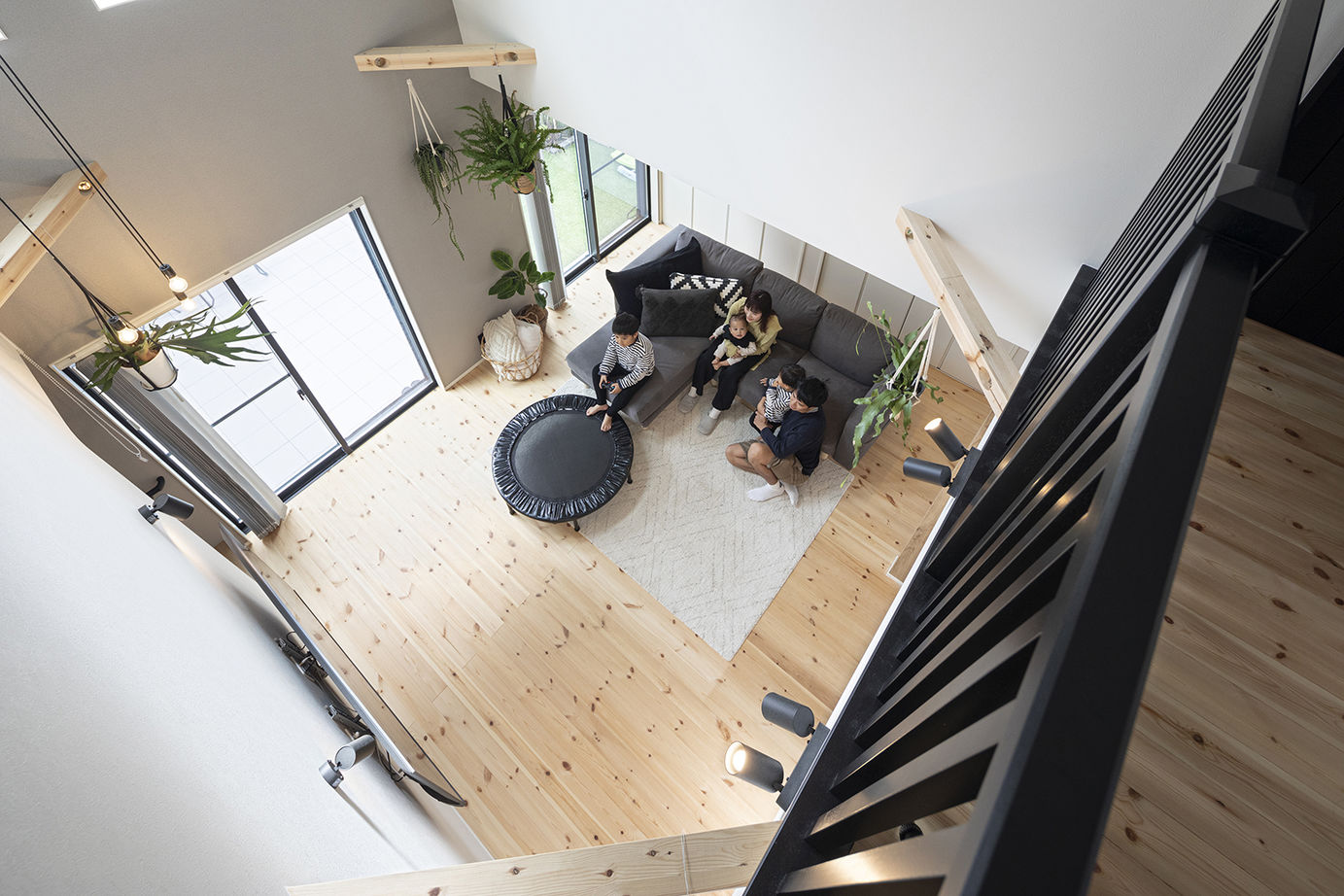 サートンホーム（横浜・相模原・八王子） 【2000万～2499万円台／テラスデッキ／収納充実】吹き抜けの広いリビングやテラスで友人との時間を楽しむ家の建築実例画像11