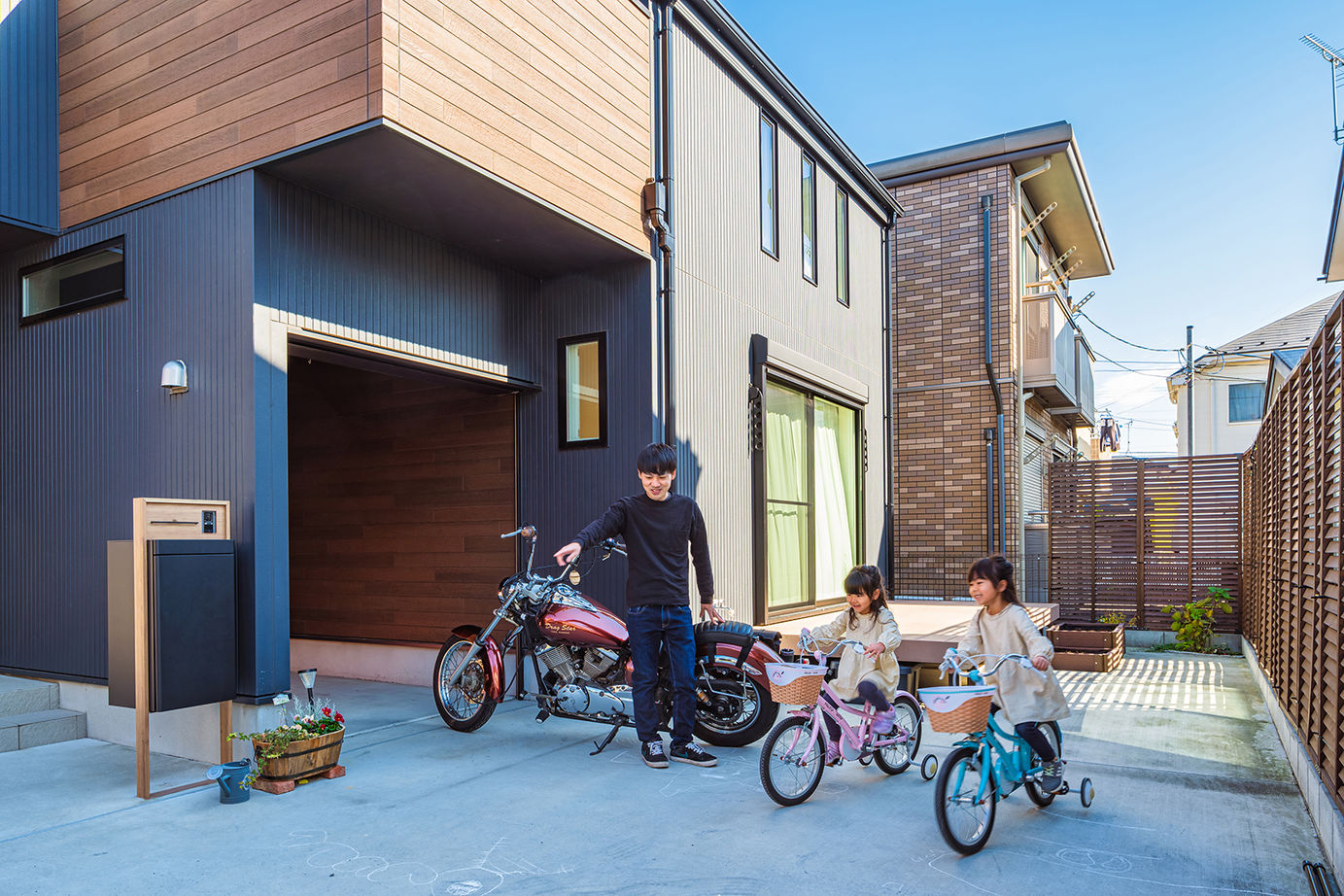 サートンホーム（横浜・相模原・八王子） 【2000万～2499万円台／インナーガレージ／ウッドデッキ】四方を囲まれた旗竿地に、明るく開放的な住まいをの建築実例画像