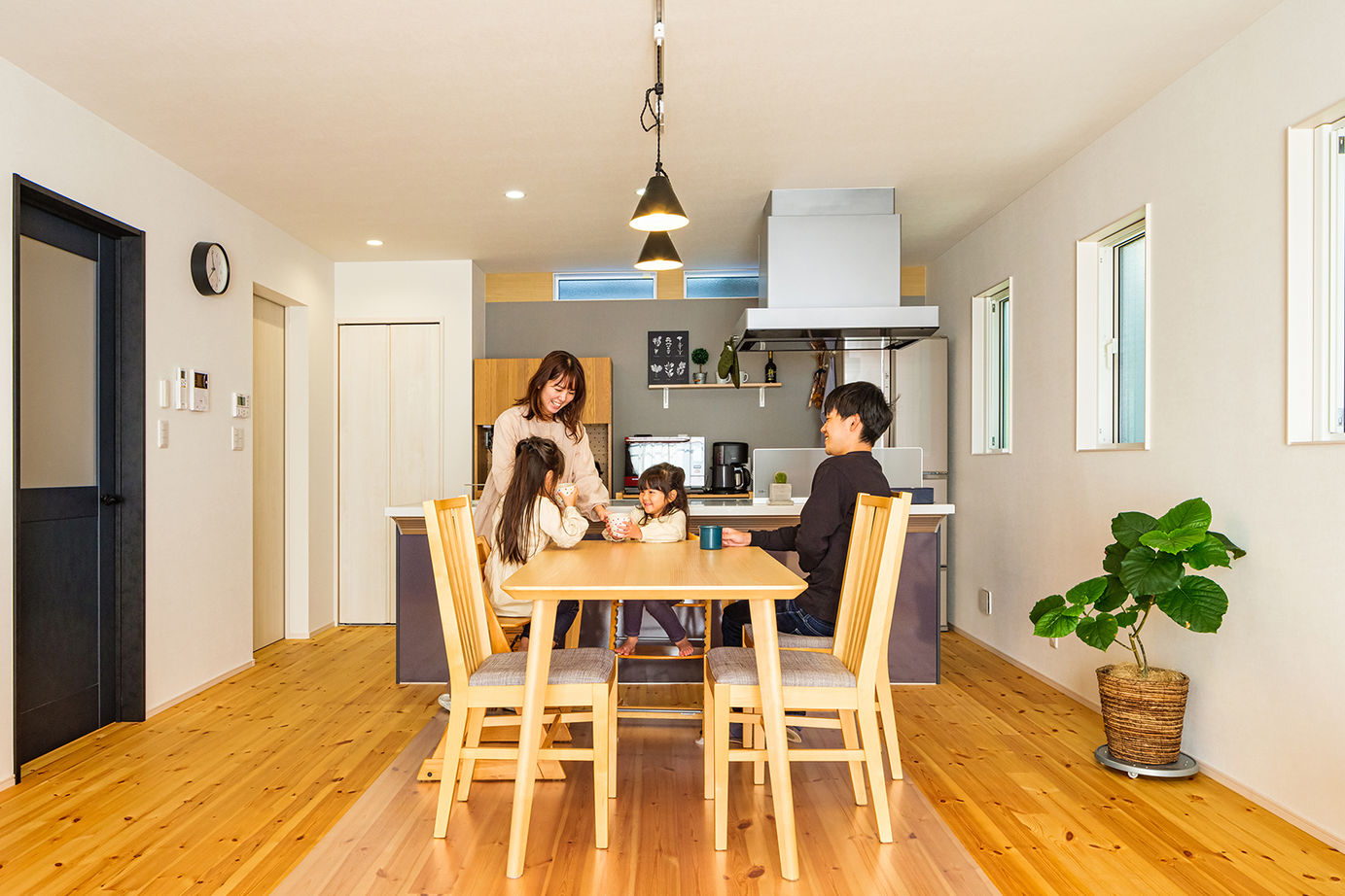 サートンホーム（横浜・相模原・八王子） 【2000万～2499万円台／インナーガレージ／ウッドデッキ】四方を囲まれた旗竿地に、明るく開放的な住まいをの建築実例画像3