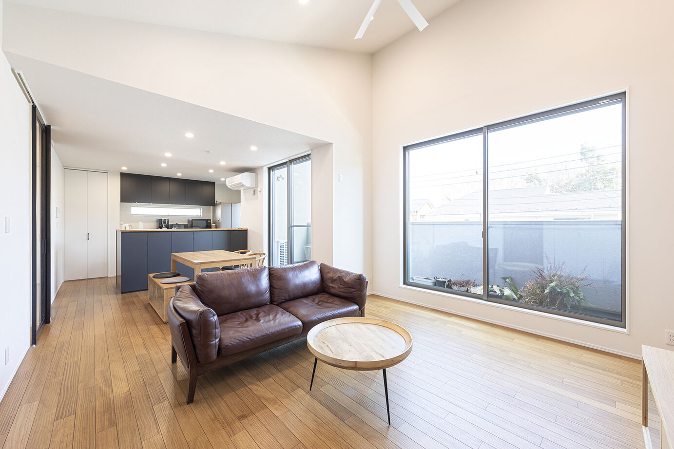 サートンホーム（横浜・相模原・八王子） 【2階リビング／家事動線／収納充実】「光がたっぷり！」。勾配天井のリビングの開放感が心地よい住まいの建築実例画像2