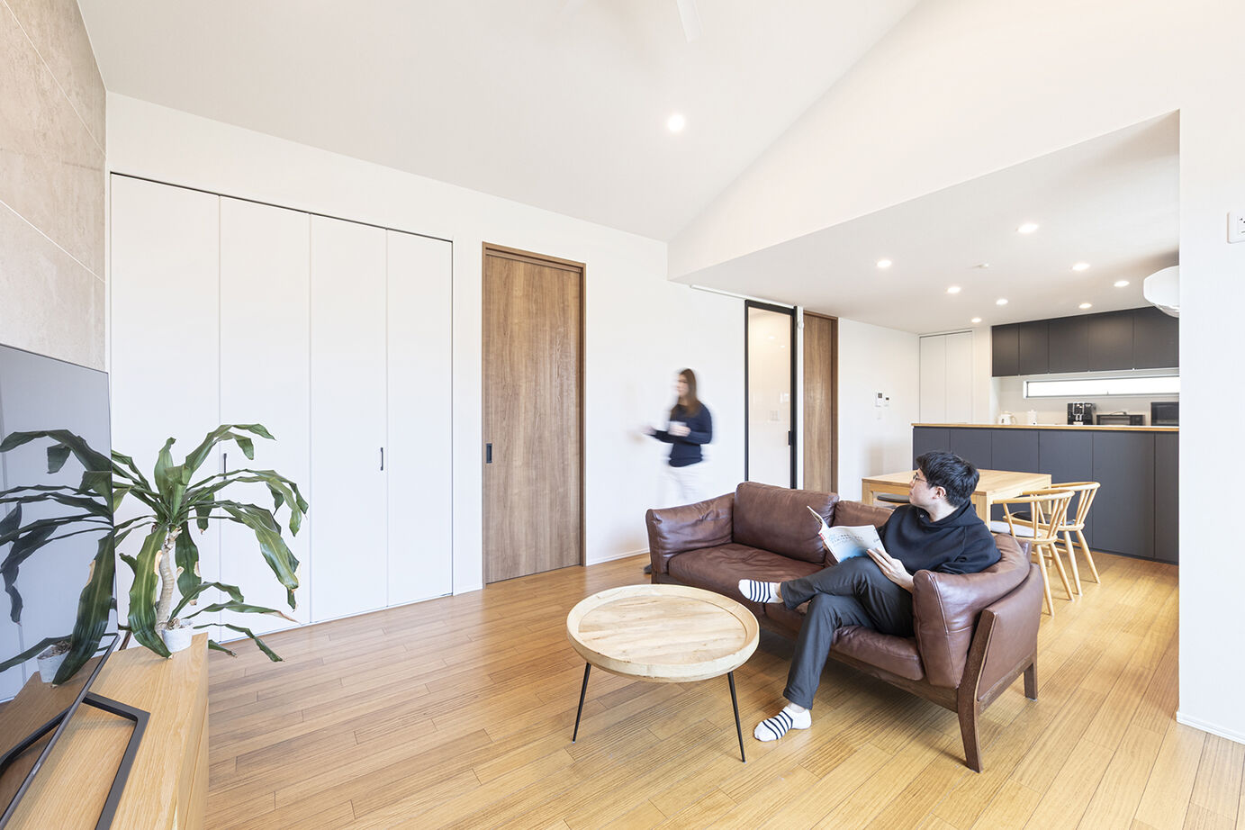 サートンホーム（横浜・相模原・八王子） 【2階リビング／家事動線／収納充実】「光がたっぷり！」。勾配天井のリビングの開放感が心地よい住まいの建築実例画像3