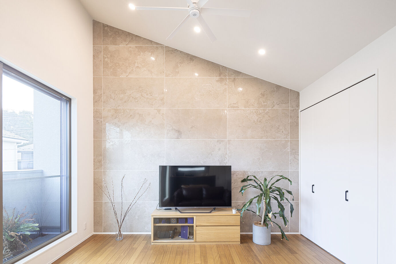 サートンホーム（横浜・相模原・八王子） 【2階リビング／家事動線／収納充実】「光がたっぷり！」。勾配天井のリビングの開放感が心地よい住まいの建築実例画像4