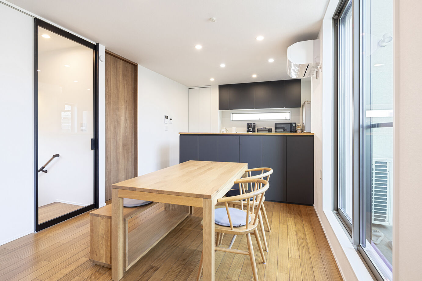 サートンホーム（横浜・相模原・八王子） 【2階リビング／家事動線／収納充実】「光がたっぷり！」。勾配天井のリビングの開放感が心地よい住まいの建築実例画像6