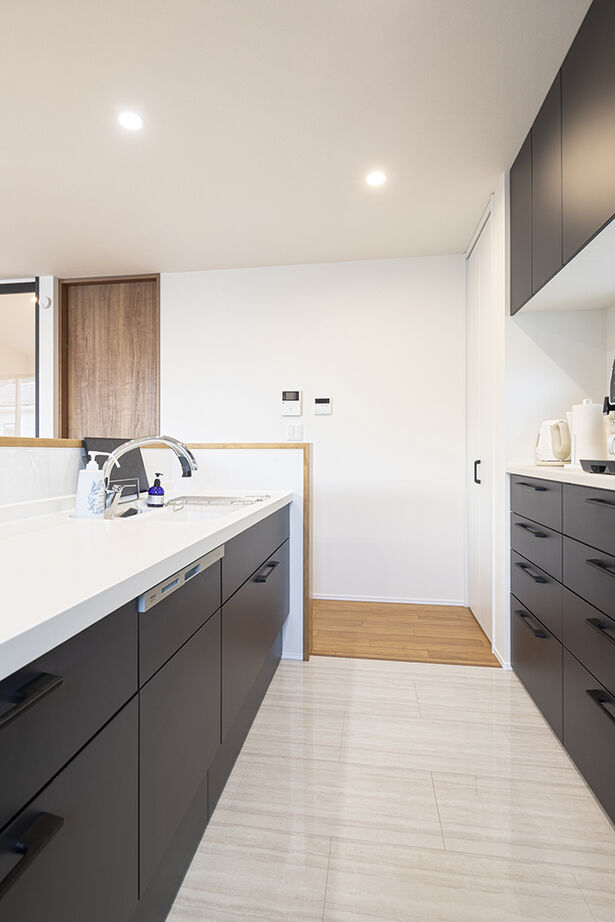 サートンホーム（横浜・相模原・八王子） 【2階リビング／家事動線／収納充実】「光がたっぷり！」。勾配天井のリビングの開放感が心地よい住まいの建築実例画像7