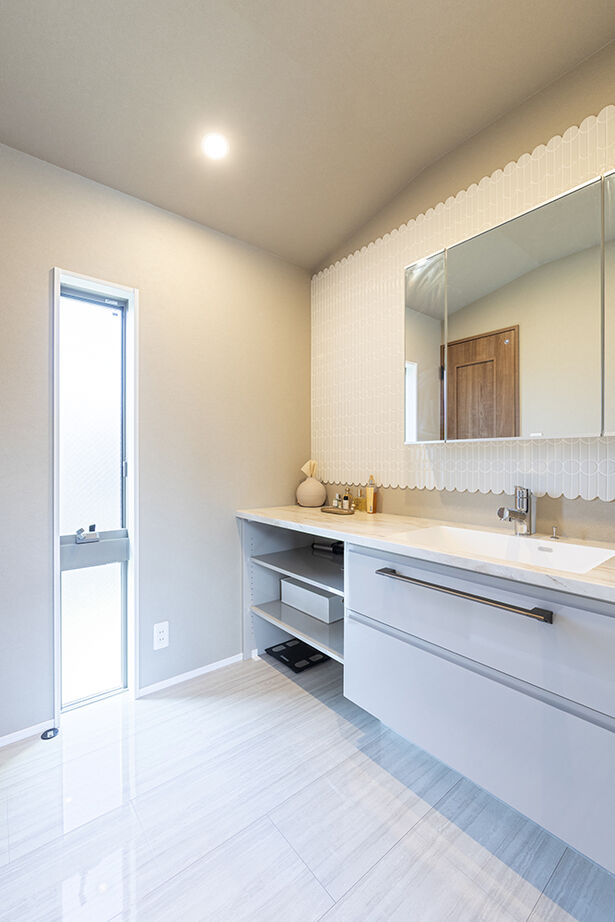 サートンホーム（横浜・相模原・八王子） 【2階リビング／家事動線／収納充実】「光がたっぷり！」。勾配天井のリビングの開放感が心地よい住まいの建築実例画像8