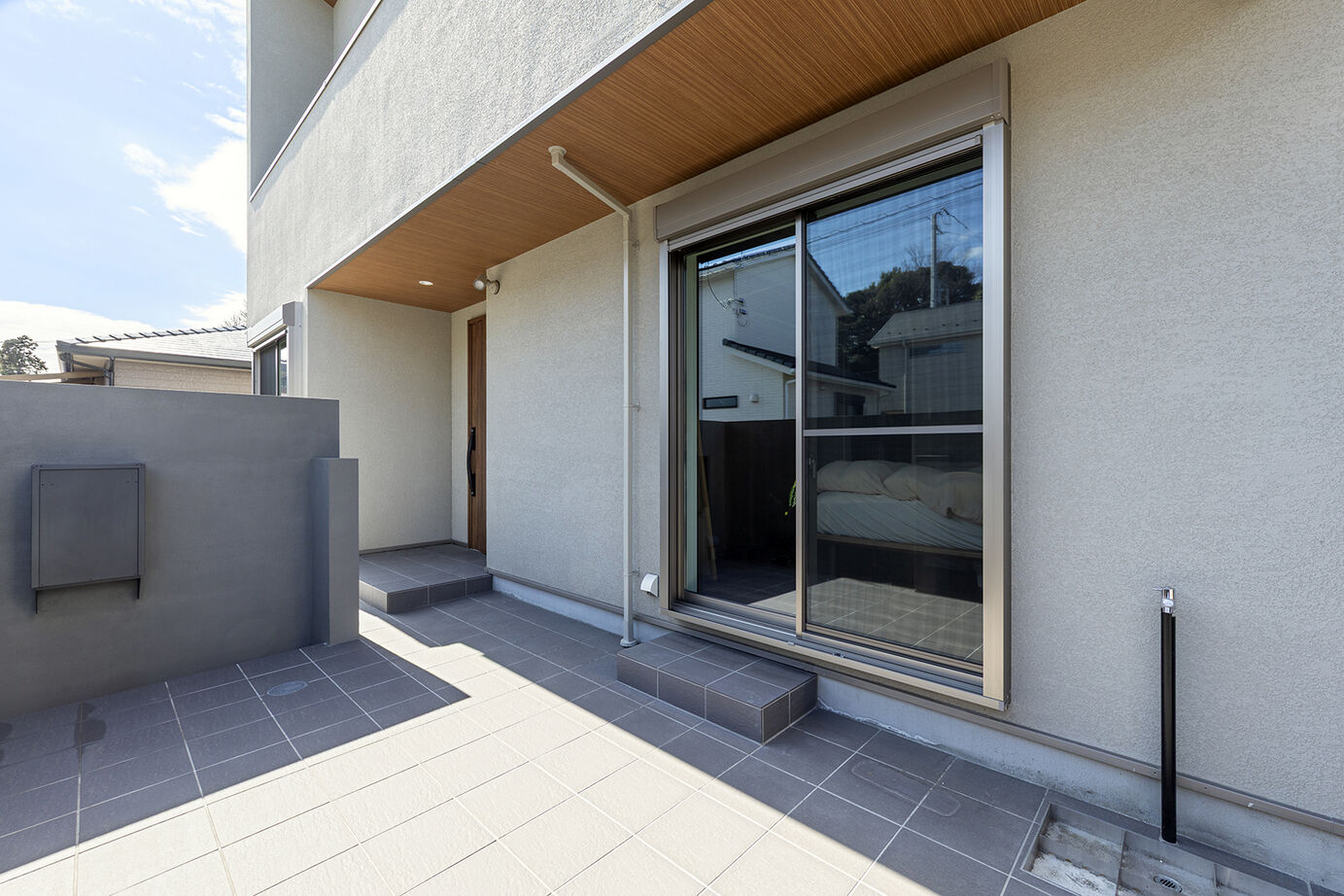 サートンホーム（横浜・相模原・八王子） 【2階リビング／家事動線／収納充実】「光がたっぷり！」。勾配天井のリビングの開放感が心地よい住まいの建築実例画像15