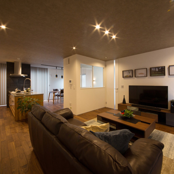 フェスティナ・レンテ 【1000万円台/50坪台/2階LDK/ビルトインガレージ】趣味部屋にワークスペース、男の憧れを叶えたガルバの家の建築実例画像2