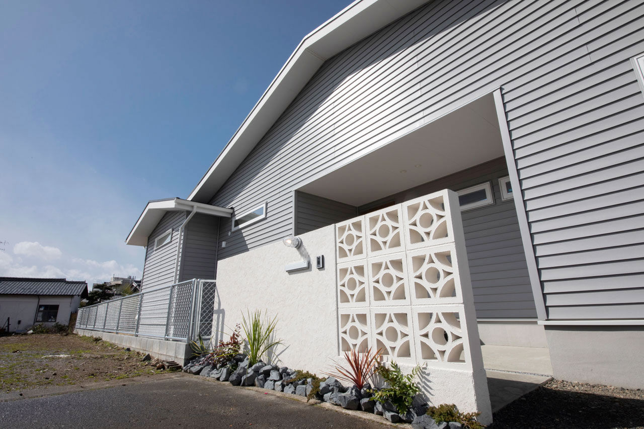 フェスティナ・レンテ 【カリフォルニアスタイル/平屋/30坪台】「イメージ通りの外観！星モチーフの玄関や塀までこだわり満喫」の建築実例画像2