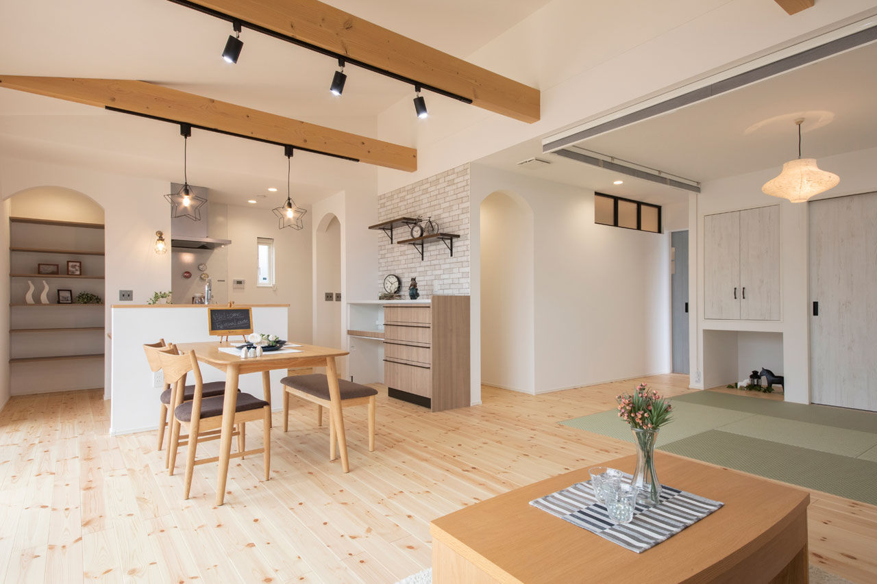 フェスティナ・レンテ 【カリフォルニアスタイル/平屋/30坪台】「イメージ通りの外観！星モチーフの玄関や塀までこだわり満喫」の建築実例画像3