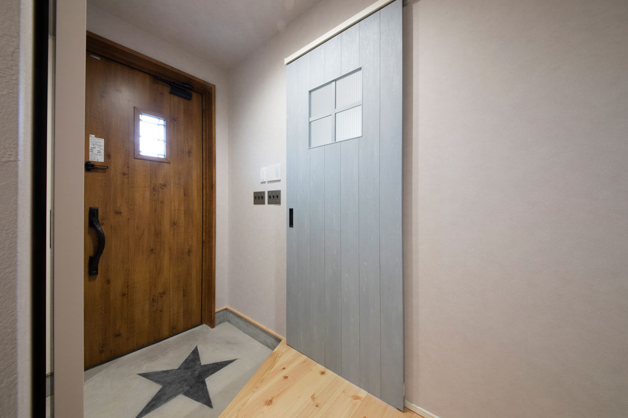 フェスティナ・レンテ 【カリフォルニアスタイル/平屋/30坪台】「イメージ通りの外観！星モチーフの玄関や塀までこだわり満喫」の建築実例画像4