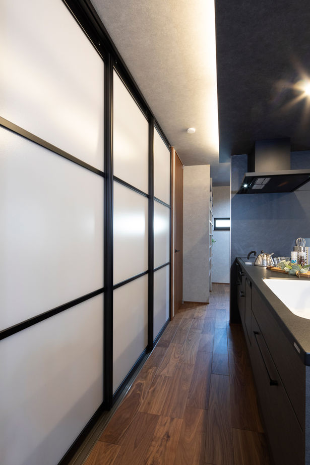 フェスティナ・レンテ 【ビルトインガレージ/3LDK/敷地50坪台/間取り図】グレーとウォルナットの大人空間。工夫した家事ラク動線の建築実例画像10