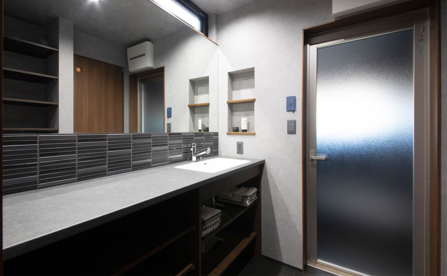 フェスティナ・レンテ 【ビルトインガレージ/3LDK/敷地50坪台/間取り図】グレーとウォルナットの大人空間。工夫した家事ラク動線の建築実例画像11