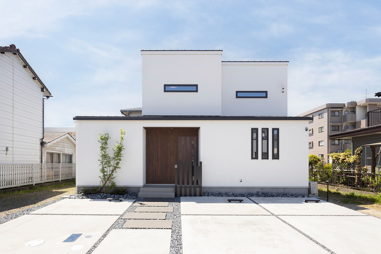 フェスティナ・レンテ 【2000万円台前半/30坪/3LDK/アクアリウムメンテ】大きな吹き抜けとアイアン階段の映える漆喰モダンの家の建築実例画像1