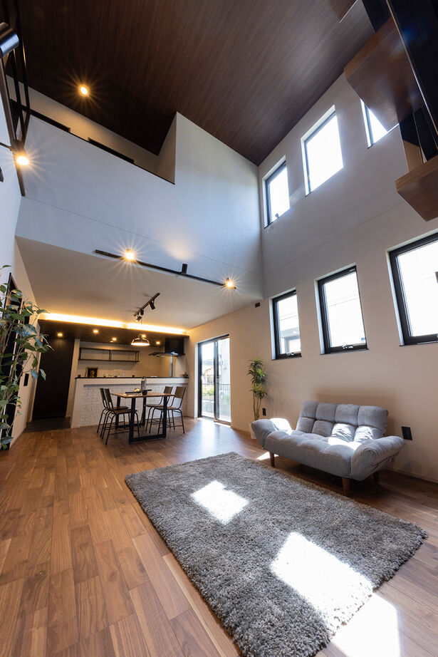 フェスティナ・レンテ 【2000万円台前半/30坪/3LDK/アクアリウムメンテ】大きな吹き抜けとアイアン階段の映える漆喰モダンの家の建築実例画像2