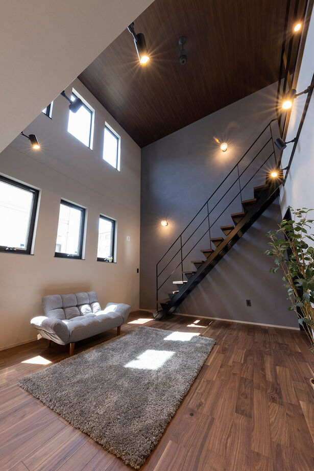 フェスティナ・レンテ 【2000万円台前半/30坪/3LDK/アクアリウムメンテ】大きな吹き抜けとアイアン階段の映える漆喰モダンの家の建築実例画像3