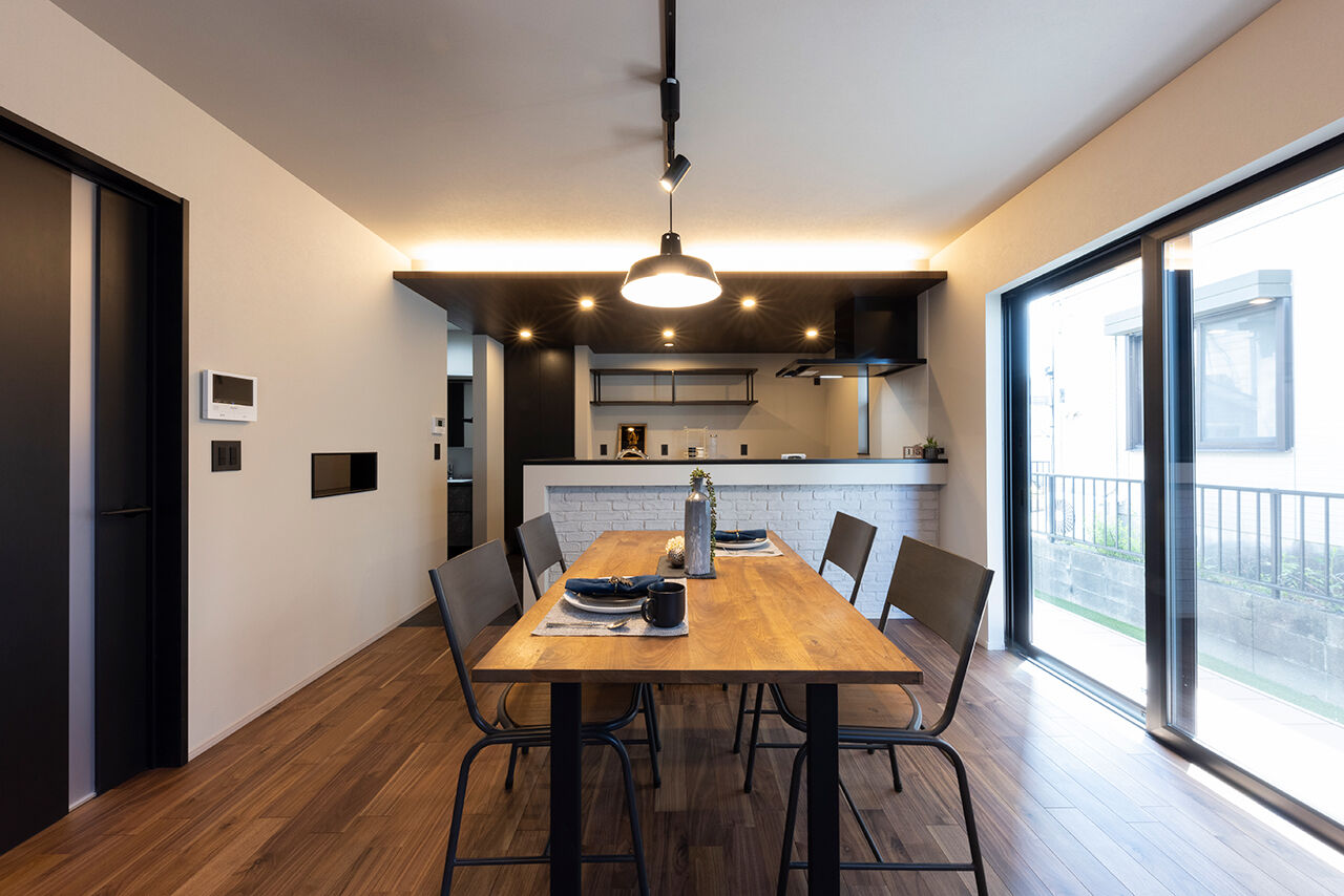 フェスティナ・レンテ 【2000万円台前半/30坪/3LDK/アクアリウムメンテ】大きな吹き抜けとアイアン階段の映える漆喰モダンの家の建築実例画像4