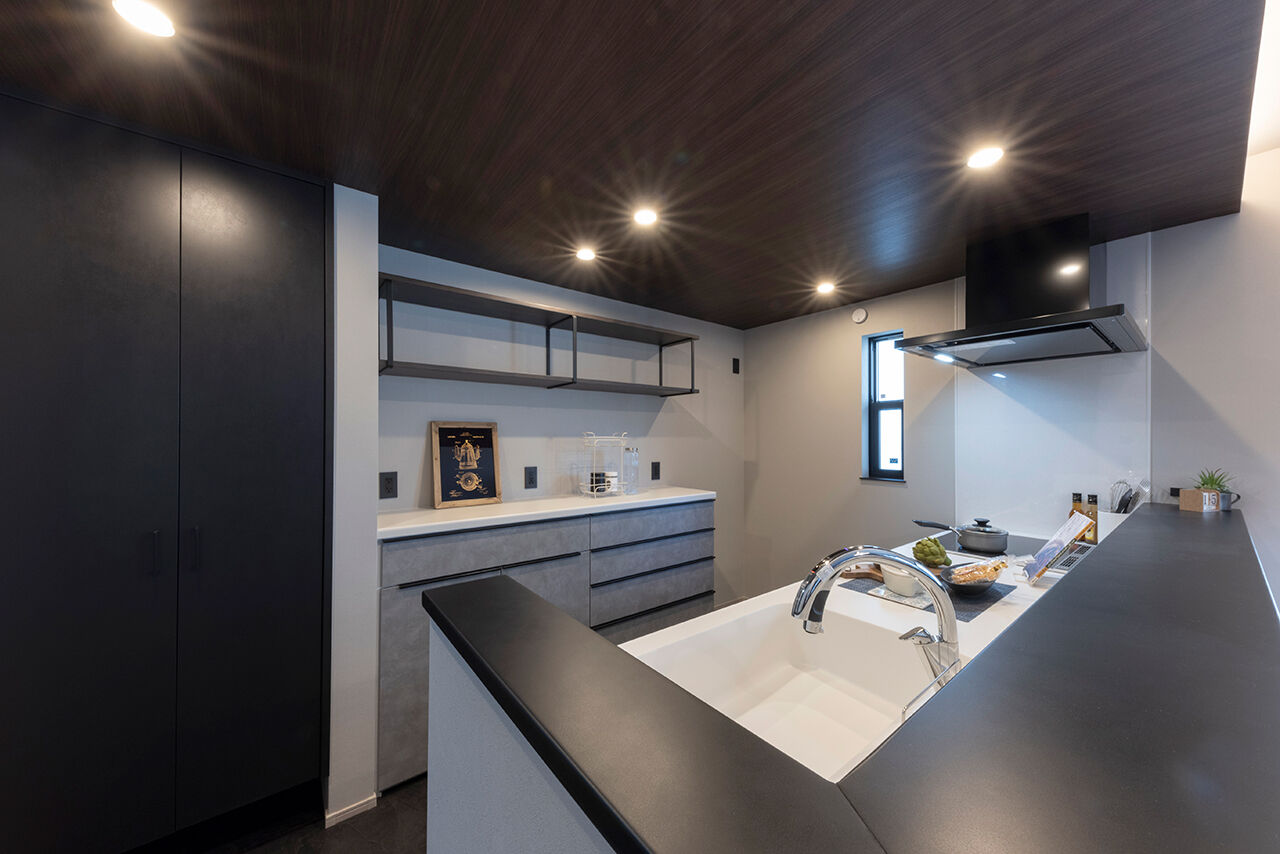 フェスティナ・レンテ 【2000万円台前半/30坪/3LDK/アクアリウムメンテ】大きな吹き抜けとアイアン階段の映える漆喰モダンの家の建築実例画像5