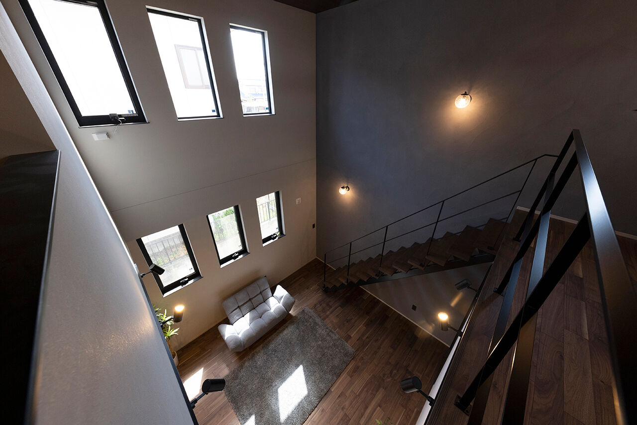 フェスティナ・レンテ 【2000万円台前半/30坪/3LDK/アクアリウムメンテ】大きな吹き抜けとアイアン階段の映える漆喰モダンの家の建築実例画像6