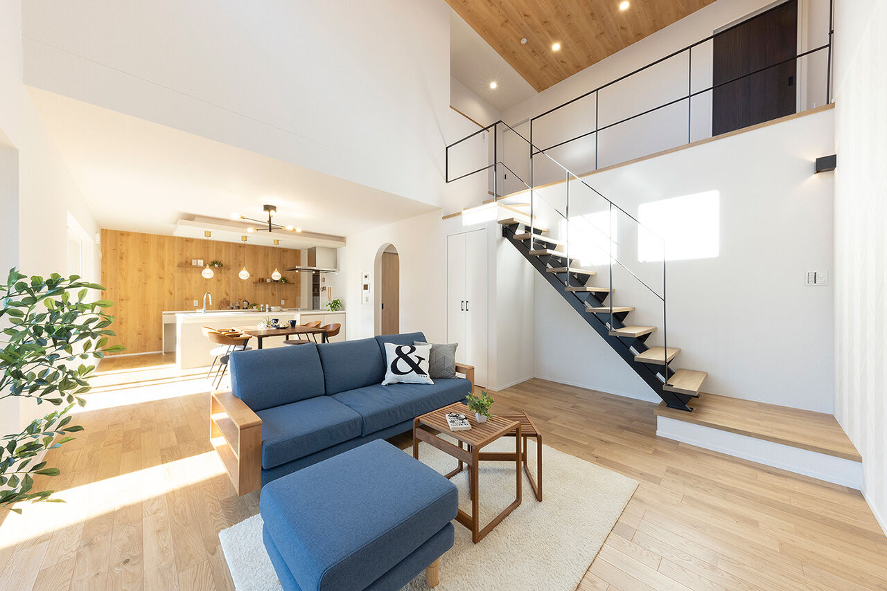 フェスティナ・レンテ 【2000万円台後半/38坪台/カフェスタイル/家事ラク】陽光が入る吹抜けのリビングに家族が集まる家の建築実例画像2