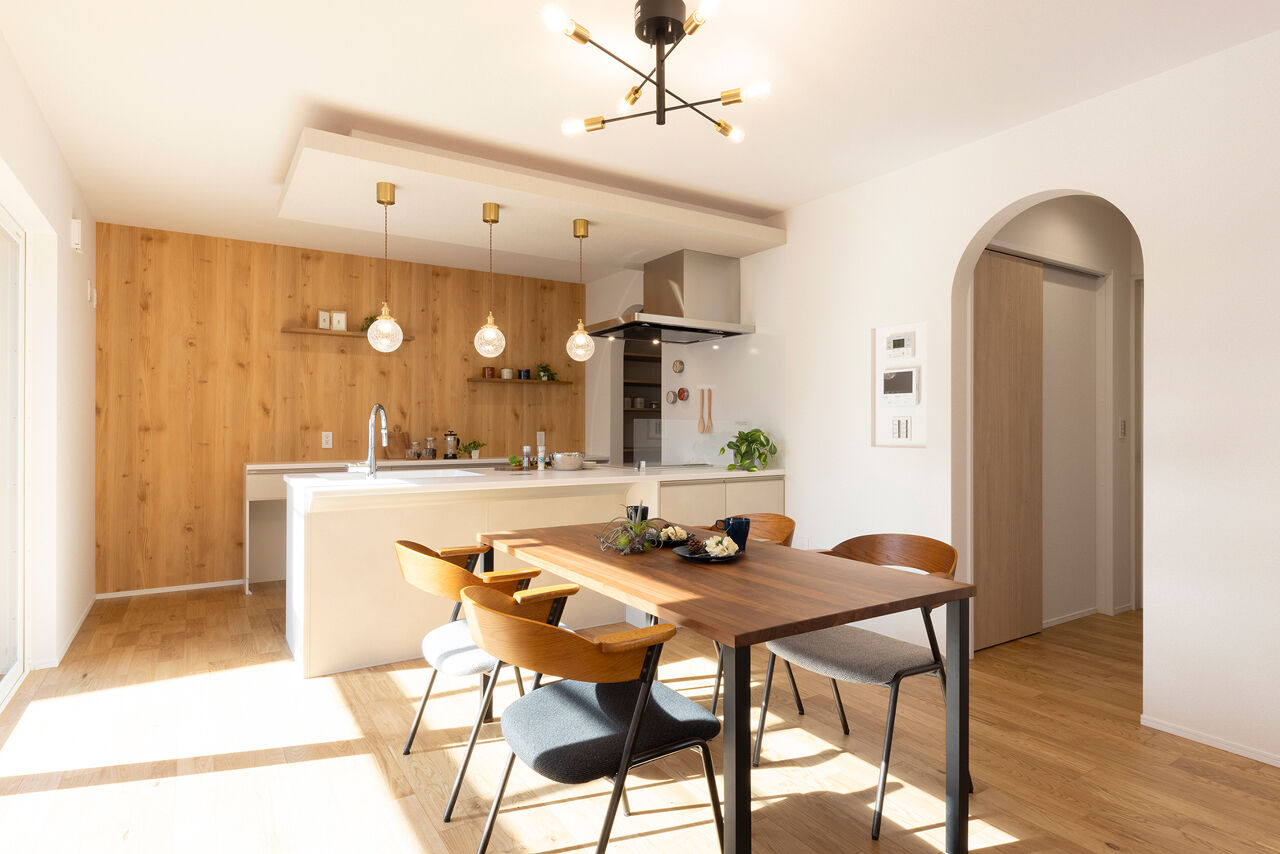 フェスティナ・レンテ 【2000万円台後半/38坪台/カフェスタイル/家事ラク】陽光が入る吹抜けのリビングに家族が集まる家の建築実例画像4