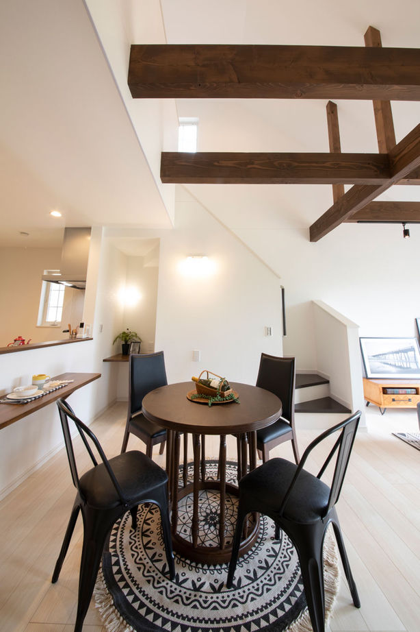 フェスティナ・レンテ 【2000万円台/平屋風/ビルトインガレージ/間取り図】高低差のある敷地で暮らすカリフォルニアの平屋風の家の建築実例画像6