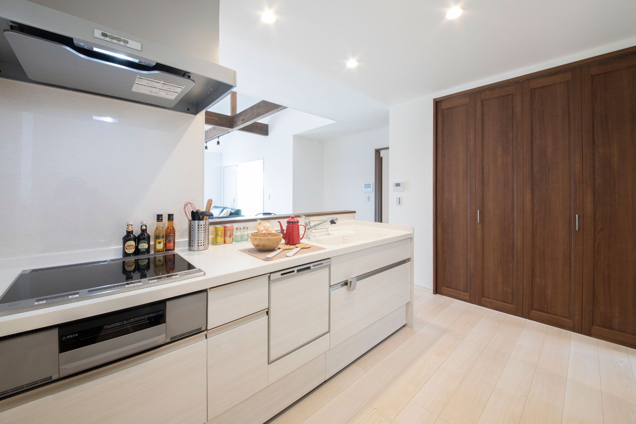 フェスティナ・レンテ 【2000万円台/平屋風/ビルトインガレージ/間取り図】高低差のある敷地で暮らすカリフォルニアの平屋風の家の建築実例画像8