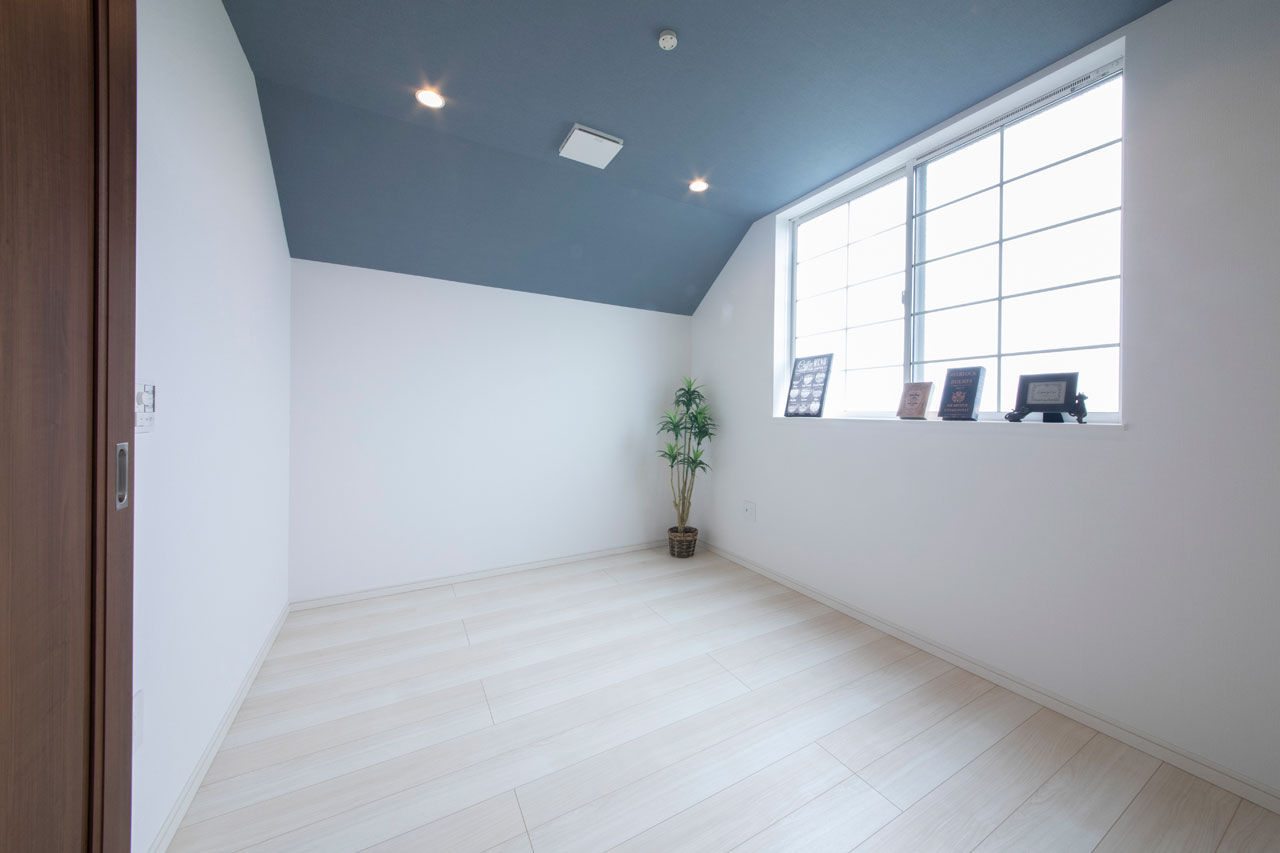 フェスティナ・レンテ 【2000万円台/平屋風/ビルトインガレージ/間取り図】高低差のある敷地で暮らすカリフォルニアの平屋風の家の建築実例画像10