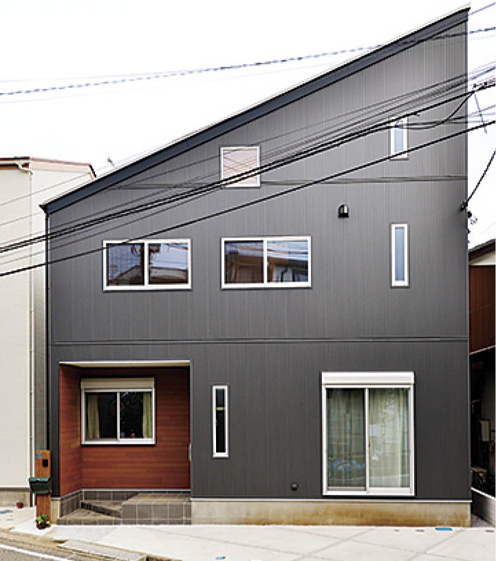 ライクスホーム 【1500万円/33坪/間取り図有/無垢材】端正なガルバリウムの内側に 家族を包み込む「無垢なる空間」の建築実例画像1