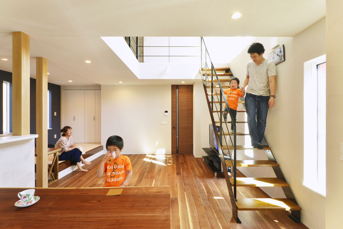 ライクスホーム 【1500万円/30坪】「ワンフロアみたいに声が届く」。吹き抜けが醸す家族の“つながり”／間取りありの建築実例画像2