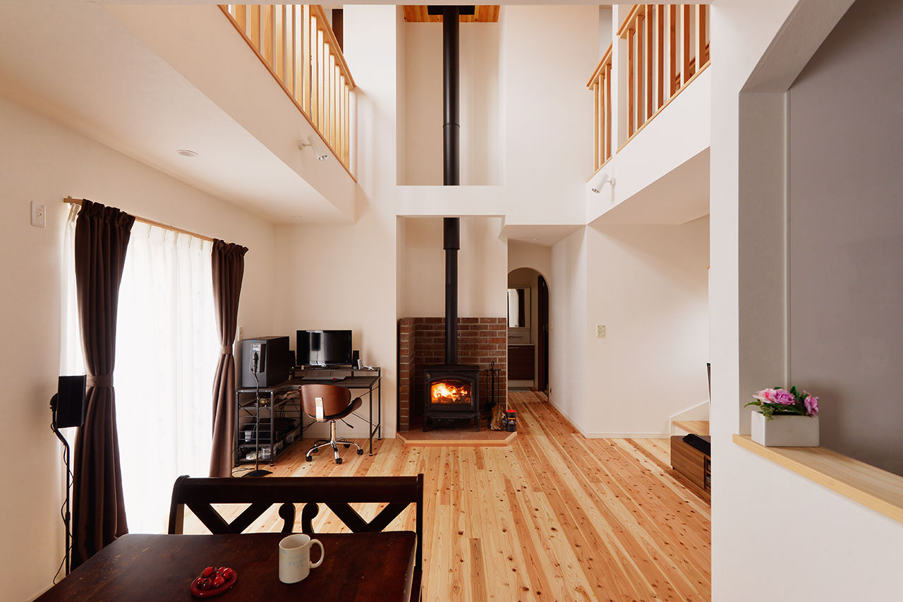 ライクスホーム 【2000万円/35.6坪/間取り/リビング階段/吹き抜け】薪ストーブを囲んで 3世代が団らんする終の棲家  の建築実例画像1