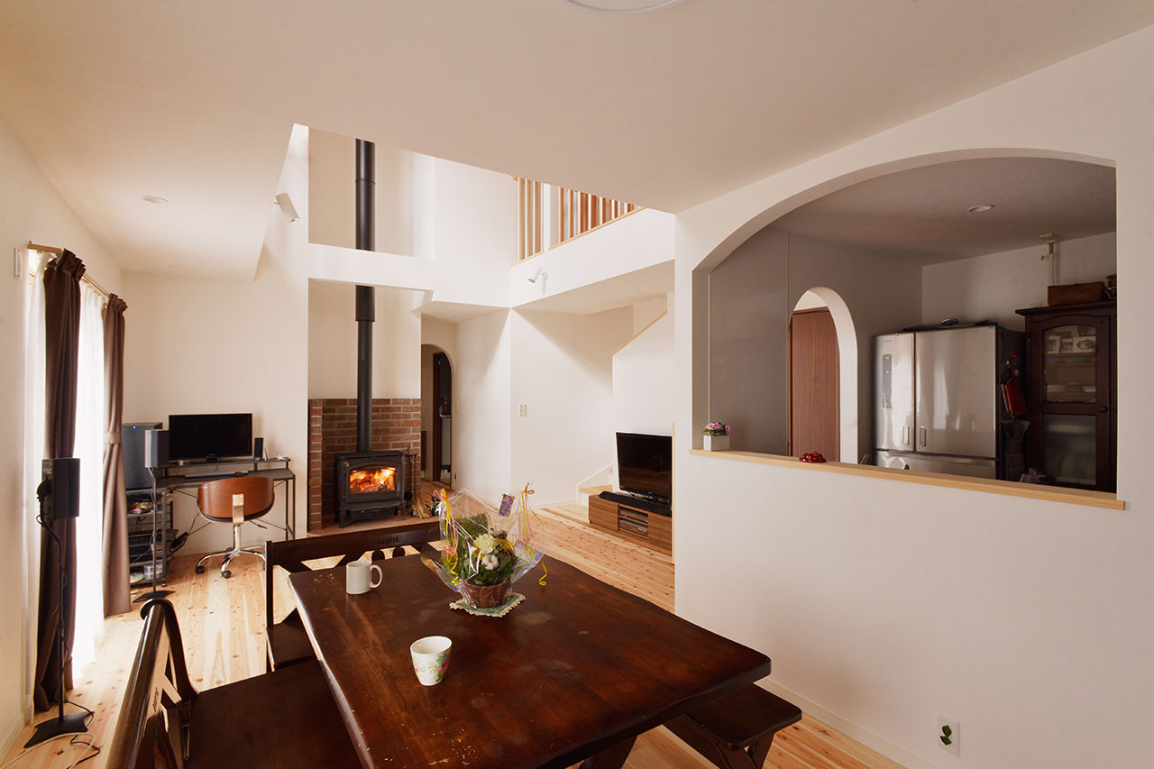 ライクスホーム 【2000万円/35.6坪/間取り/リビング階段/吹き抜け】薪ストーブを囲んで 3世代が団らんする終の棲家  の建築実例画像2