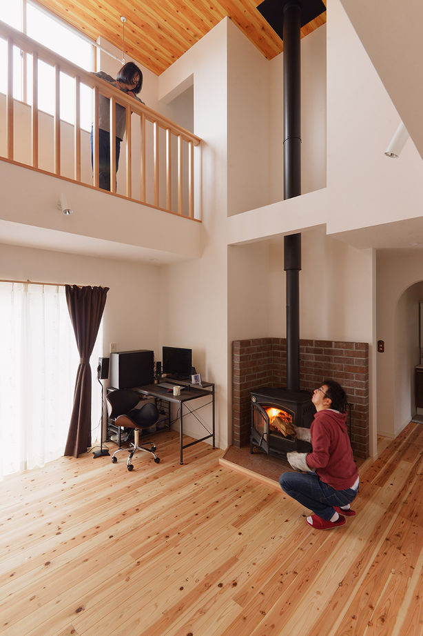ライクスホーム 【2000万円/35.6坪/間取り/リビング階段/吹き抜け】薪ストーブを囲んで 3世代が団らんする終の棲家  の建築実例画像3