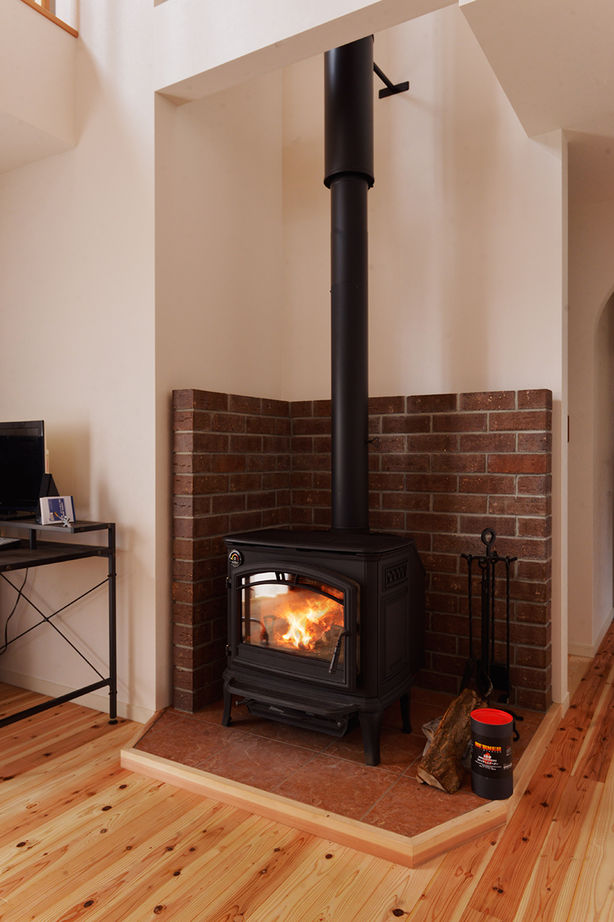 ライクスホーム 【2000万円/35.6坪/間取り/リビング階段/吹き抜け】薪ストーブを囲んで 3世代が団らんする終の棲家  の建築実例画像4