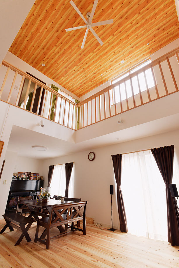 ライクスホーム 【2000万円/35.6坪/間取り/リビング階段/吹き抜け】薪ストーブを囲んで 3世代が団らんする終の棲家  の建築実例画像5