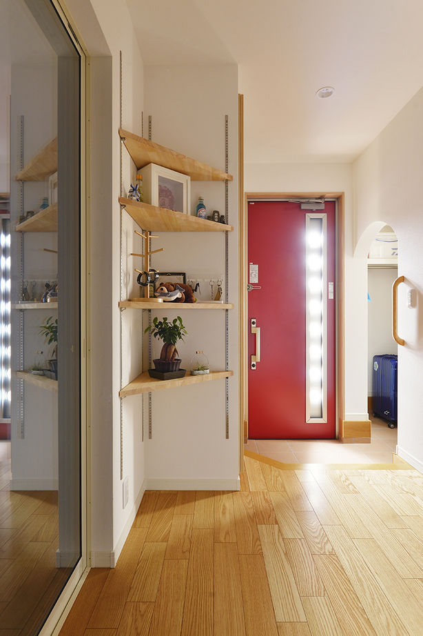 ライクスホーム 【2000万円／３階建て】念願のビルトインガレージと、県産材の無垢スギをたっぷり使ったＬＤＫのある住まいの建築実例画像2