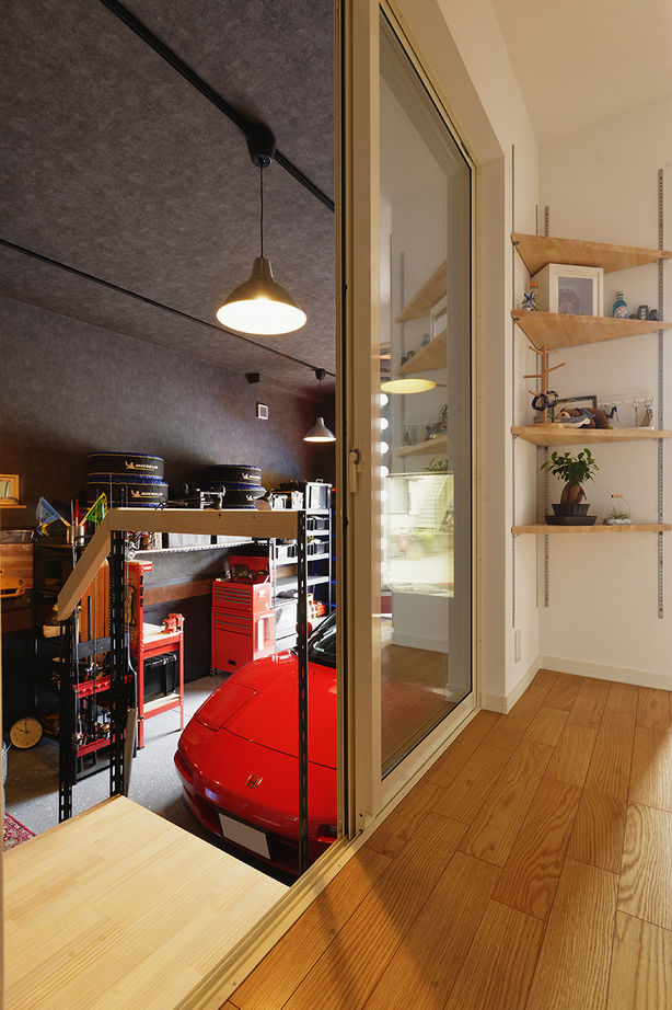 ライクスホーム 【2000万円／３階建て】念願のビルトインガレージと、県産材の無垢スギをたっぷり使ったＬＤＫのある住まいの建築実例画像3