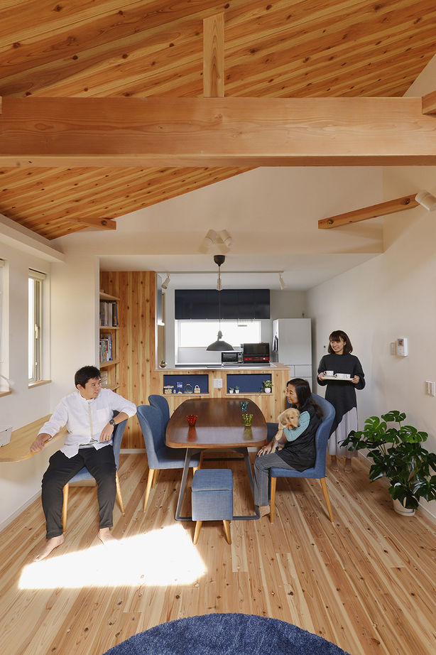 ライクスホーム 【2000万円／３階建て】念願のビルトインガレージと、県産材の無垢スギをたっぷり使ったＬＤＫのある住まいの建築実例画像4