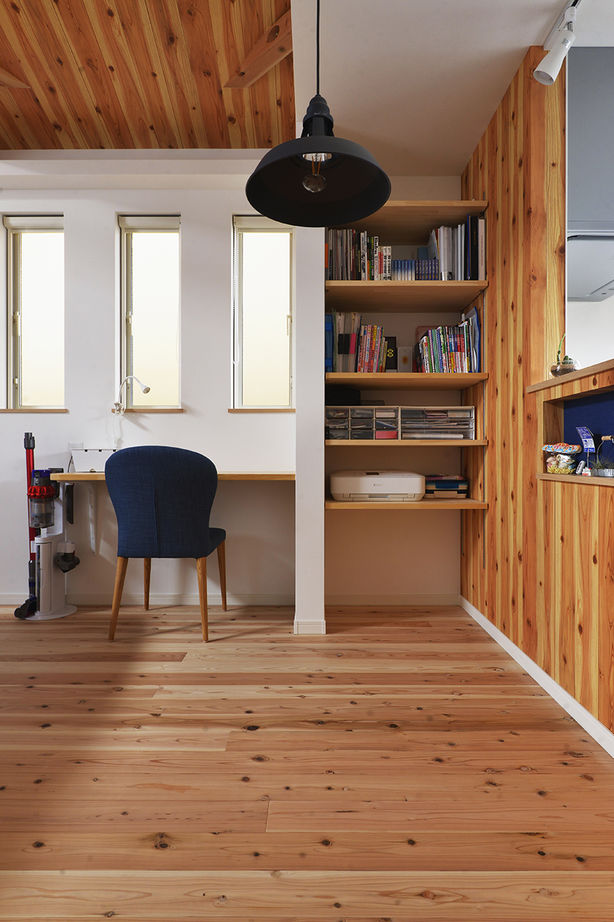 ライクスホーム 【2000万円／３階建て】念願のビルトインガレージと、県産材の無垢スギをたっぷり使ったＬＤＫのある住まいの建築実例画像6